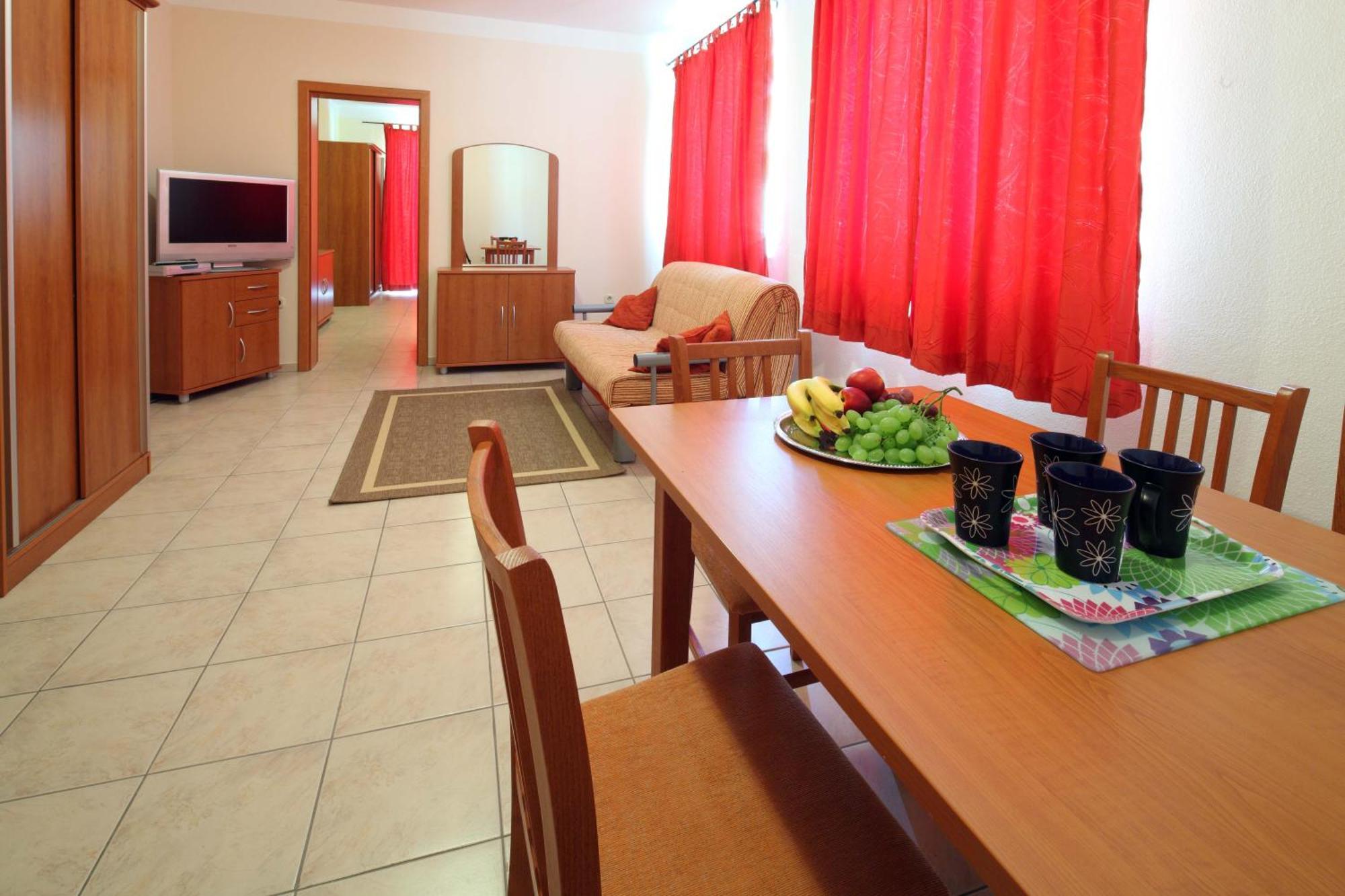 Apartments Vila Adrijana & Fitness Studio Wolf Bv Baška Voda Kültér fotó